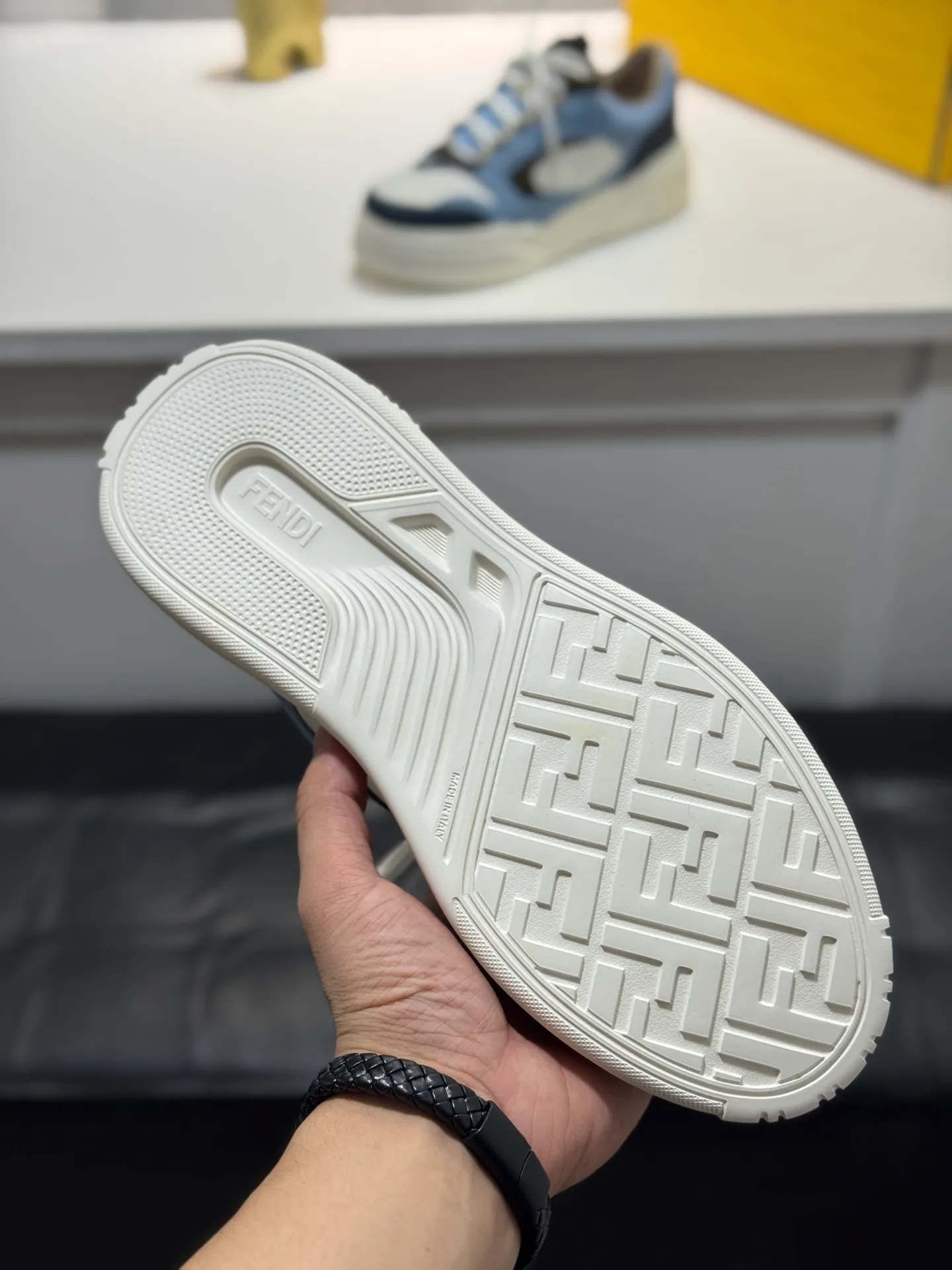 Men's men's shoes 💰560 [New style] 🦥🦥FENDI Fendi high version latest Force series calfskin FF mesh round toe thick sole low-top sports sneakers, these Force lace-up low-top shoes. Made of white full-grain leather and white and brown smooth leather. Padded. Brown FF jacquard and yellow technical fabric details. Lightweight and thick white sole with FF pattern details on the toe and heel ✔️Fabric: Imported first-layer cowhide breathable mesh ✔️Inner lining: Customized breathable mesh ✔️Sole: Open-molded rubber foam material ✔️Sole thickness: 7CM Size: #Men's 38-44 (45 is custom-made and cannot be returned or exchanged